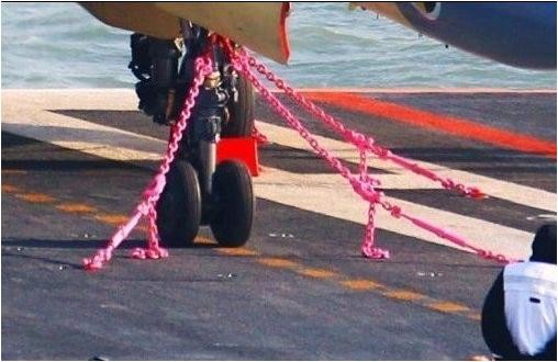 Các dây cố định máy bay được sơn màu hồng